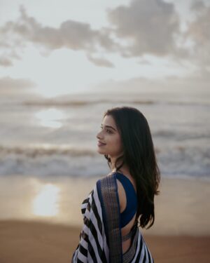 Soniya Suresh Instagram - Photography: @portraitsbylokesh 
.
.
.
#photo#instagram#sunrise#beach#shoot