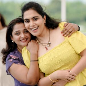 Sonu Gowda Instagram - Glimpse of birthday and baby shower celebration, thank you everyone for making it more more special♥️ 

Indeed it was so unplanned but girls made it a moment to remember ♥️ thank you girls ♥️😇

Location- @topicbengaluru 
Photography- @candids_by_umesh @umesh__photography___ 
Cake and cupcakes- @magnum_patisserie