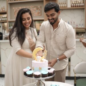 Sonu Gowda Instagram - Glimpse of birthday and baby shower celebration, thank you everyone for making it more more special♥️ 

Indeed it was so unplanned but girls made it a moment to remember ♥️ thank you girls ♥️😇

Location- @topicbengaluru 
Photography- @candids_by_umesh @umesh__photography___ 
Cake and cupcakes- @magnum_patisserie