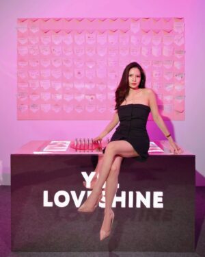 Sonya Pandarmawan Instagram - Every time @yslbeauty just launched a new product, yess i got very excited, i mean who doesn’t?!

fall in love so easily with the newest #YSLLoveShine and all their shades which are soooo unbelievably gorgeous! My lips feel like a candy glow and stay hydrated for like almost a day! Not to mention, the Party was littt!❤️❤️❤️

#YSLBeauty #YSLParty #TheLoveShineFactory #SephoraIdn

Shot by @nareend