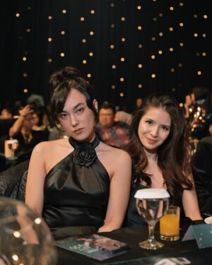 Sonya Pandarmawan Instagram - Gak pernah kepikiran bisa punya temen yang namanya sama tapi sefrekuensi and same issues in common, LOL But we got thissss wuvyuuuu🫶🏻

Ps: We’re nicer than we looked. Trust us🤣

📷 @nareend