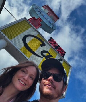 Sophie Ellis-Bextor Instagram - Had a wonderful show in Portland and then headed to @twedescafe for a slice of cherry pie and a black coffee. As a HUGE fan of @twinpeaks I was in my element. It has been so influential and not just because just learned my cherry stalk party trick from Audrey Horne 🍒 

Sadly brilliant @holidaysidewinder has had to fly home to her family but I’m glad she got to do her amazing thing for so many of the shows, from Chicago to Oregon. ❤️ 

See you soon, Seattle! About to take to the stage at the iconic Moore Theatre. Xxx