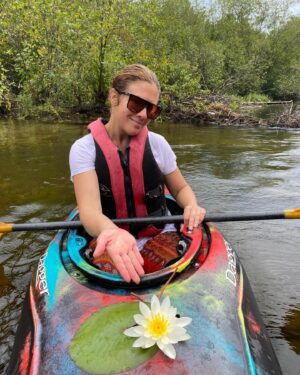 Sophie Grégoire Instagram - Last long summer weekend of adventure….kayaking, cave exploring, undoing beaver dams for better river water flow, laughing like crazy with friends and picking late harvest veggies…hugs and cuddles. Nothing better…Have a great (shorter) week! 

Dernier long weekend d’été rempli d’aventures: kayak, exploration de cavernes, défaire des barrages de castor pour aider la rivière à mieux couler, rire comme des fous entre amis, récolter les derniers légumes de mon jardin, câlins et bisous. Rien de mieux. Bonne (courte) semaine!