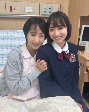 Sora Tamaki Instagram - .

『スカイキャッスル』
今夜9時から第4話放送です！

3話ではついに未久の本性が！
紗英さんに秘密を知られてしまった未久は、
これからどうなるのか...?!
出生の真実も明らかになります。
ぜひご覧ください。

お母さん役の映美くららさんと。
一緒の撮影は短かったけれど、とても温かく、
たくさん助けていただきました。
この写真をお守りにしていました🏰

#スカイキャッスル
#映美くらら　さん
#田牧そら