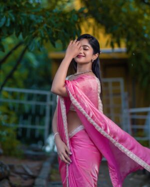 Soundarya Reddy Instagram - 🌸🦢
Saree & blouse - @dhakshas_couture 
Pc - @storytography_by_akhil
Jew - @ullekha_jewellery