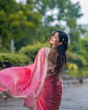Soundarya Reddy Instagram - 🌸🦢
Saree & blouse - @dhakshas_couture 
Pc - @storytography_by_akhil
Jew - @ullekha_jewellery