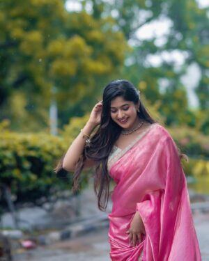 Soundarya Reddy Instagram - 🌸🦢
Saree & blouse - @dhakshas_couture 
Pc - @storytography_by_akhil
Jew - @ullekha_jewellery