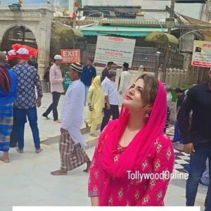 Srabanti Chatterjee Instagram - রাজস্থানের আজমের শরিফ দরগায় শ্রাবন্তী...#srabanti #ajmersharif