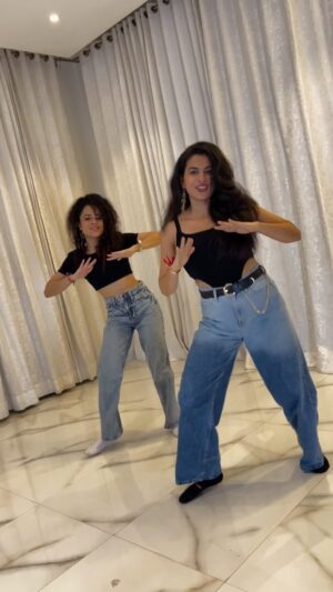 Sravana Bhargavi Instagram - Finally a well choreographed hook step for 
DEVARA(The Thirst Trap) by @phalguni_bangera 🩷

Shoot a reel with this choreo and tag me in your reels and i shall share them on my stories.✨✨✨

The lyrics are :

Nee Pakkanunna Pilla Premalona
Munigi theluthunna ninnu
Ventane voddu cherchukunta

Thappanedi Thelisi Kuda
Guchchi Guchchi sathayinchi 
Ninnu na sontham chesukunta

Lyrics by @sriragvadlakonda and @ravurisravana.bhargavi