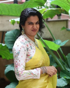 Sravana Bhargavi Instagram - Episode name : The one where i wore a saree and refused to change 🧡🧡 @varuni_couture