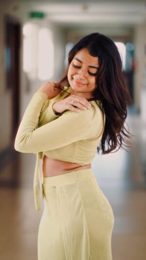 Sravana Bhargavi Instagram - Arriving with the perfect vibe!

#DevaraSong #DevaraTheThirstTrap #SravanaBhargavi #BiggBossS8Telugu #Trending #DanceChallenge