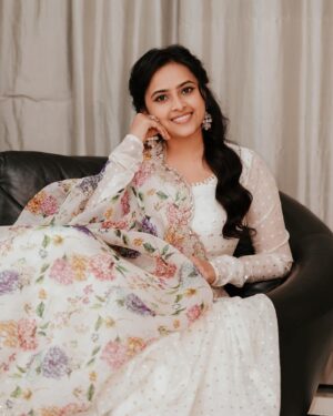 Sri Divya Instagram - #MeiyazhaganAudioLaunch 🧡

👗 @seharrebysahitheereddy 

💎 @devijewellersjubileehills 

M&H @makeupartistpj @kranthi_hairstylist 

📸 @vivekraadhakrishnan 

#MeiyazhaganFromSep27