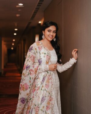 Sri Divya Instagram - #MeiyazhaganAudioLaunch 🧡

👗 @seharrebysahitheereddy 

💎 @devijewellersjubileehills 

M&H @makeupartistpj @kranthi_hairstylist 

📸 @vivekraadhakrishnan 

#MeiyazhaganFromSep27