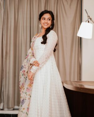 Sri Divya Instagram - #MeiyazhaganAudioLaunch 🧡

👗 @seharrebysahitheereddy 

💎 @devijewellersjubileehills 

M&H @makeupartistpj @kranthi_hairstylist 

📸 @vivekraadhakrishnan 

#MeiyazhaganFromSep27