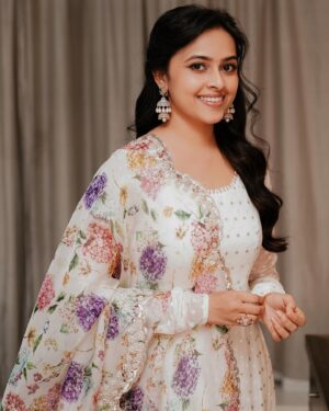 Sri Divya Instagram - #MeiyazhaganAudioLaunch 🧡

👗 @seharrebysahitheereddy 

💎 @devijewellersjubileehills 

M&H @makeupartistpj @kranthi_hairstylist 

📸 @vivekraadhakrishnan 

#MeiyazhaganFromSep27