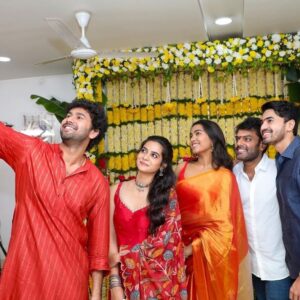 Sri Gouri Priya Instagram - Super kicked and excited about this special one!☺️❤️
Quirky, funny, and full of heart romantic comedy-drama is heading your way soon! 💘😉

Sithara Entertainments ~ #ProductionNo27🗽 launched officially with a pooja ceremony today! 🤩

Shoot Begins from September Last week! 🎥

@ashokgalla_ @srigouripriya @actorrahulvijay @shivathmikar @itsudbhav @nagavamsi19 #SaiSoujanya @bharathwaj_ravisharma @sitharaentertainments @fortune4cinemas