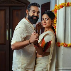 Sruthi Lakshmi Instagram - Celebrate Onam in style with our exquisite collection! 🌟 The off-white saree with vibrant multicolors, worn by the elegant @lakshmi.sruthi and the Kathakali hand-painted shirt and dhothi by @avin_anto , blend tradition with artistry.
Experience the magic of heritage and fashion with ByHand. ✨🎨

In frame - @lakshmi.sruthi @avin_anto
Shots and Cuts - @_raylightsphotography_
MUA - @divyas_makeover_

#ByHandEthnic #OnamSpecial #ShruthiLekshmi #AvinAnto #CulturalElegance #FestiveFashion"