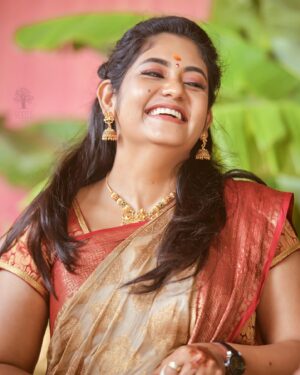 Sruthi Shanmuga Priya Instagram - Extremely grateful to have those lovely friends in my life who bring this kind of a smile in my face 🫶🏻🥹😘

Undoubtedly my guardian angel likes to see my smiling happy face everytime @arvind__shekar ! Thank you for sending good hearts all my way Arvind ❤️

Thank you Jawahar bro for these beautiful candid clicks! I love them 🥹 @rootzstudios