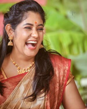Sruthi Shanmuga Priya Instagram - Extremely grateful to have those lovely friends in my life who bring this kind of a smile in my face 🫶🏻🥹😘

Undoubtedly my guardian angel likes to see my smiling happy face everytime @arvind__shekar ! Thank you for sending good hearts all my way Arvind ❤️

Thank you Jawahar bro for these beautiful candid clicks! I love them 🥹 @rootzstudios