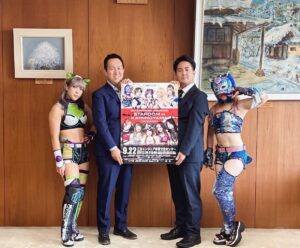 Starlight Kid Instagram - 山形県上山市の市長さんに表敬訪問させて頂きました✨
高級ぶどうも貰っちゃったー🥹🍇
今から青森にいるみんなの元に持っていきまっせ！！

22日山形大会お待ちしてます✌🏻

#SLK
#スターライトキッド
#NEOGENESIS
#スターダム
#STARDOM
#女子プロレス
#上山市