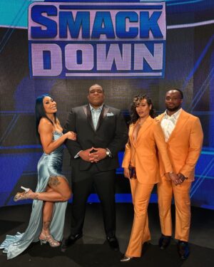 Stephanie Bell Instagram - Family 💙

@realkeithlee 
@krisyim 
@wwebige 

#WWE #HOF