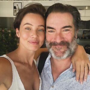 Stephanie Corneliussen Instagram - Ahhh! Robot-gang, LOOK, who I had the utmost pleasure of seeing, while in town filming his latest film: the amazing Mr. X aka Sutherland aka Jeremy Holm! 🤖❤️⁣
⁣
Appreciation-post to the max! 😂❤️⁣
Jeremy was my absolute favorite person from the mr. robot set! And that’s saying a lot, seeing I loved everyone there, cast and crew alike. But a kinder, more interesting, intelligent, talented, showing up with a smile to work every day - even on the 3am calltime days - guy, is hard to come by! You’re such a gem, Jer and I’m so blessed to have your friendship! @jeremysholm