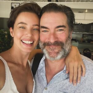 Stephanie Corneliussen Instagram - Ahhh! Robot-gang, LOOK, who I had the utmost pleasure of seeing, while in town filming his latest film: the amazing Mr. X aka Sutherland aka Jeremy Holm! 🤖❤️⁣
⁣
Appreciation-post to the max! 😂❤️⁣
Jeremy was my absolute favorite person from the mr. robot set! And that’s saying a lot, seeing I loved everyone there, cast and crew alike. But a kinder, more interesting, intelligent, talented, showing up with a smile to work every day - even on the 3am calltime days - guy, is hard to come by! You’re such a gem, Jer and I’m so blessed to have your friendship! @jeremysholm