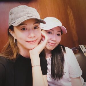 Stephy Tang Lai-Yan Instagram - 這兩個星期很忙
工作之餘 係因為🐢🍯從英國回來了🎉
今次還有契仔們
見面食飯無限傾計去澳門食到好飽都要繼續食打麻雀
打完一場唔夠喉臨走前一晚仲要再encore🀄️
每次見面都太珍惜一齊嘅時間（亦因為太多嘢講）😆
所以其實成日都唔記得影相
但快樂的時光都永遠藏在❤️裡啦
唔使影相都冇問題😘 
等你地下次好快再返黎😏😏😏

#圖三細仔好唔情願同契媽影相
#好鍾意圖四
#圖五打完16圈眼圈都出曬黎先記得影相
#6魔女合體
#wynnpalace
#我地由細到大都好鍾意飲茶
#閨蜜照點少得一齊敷媽屎
#hi熊熊🐻