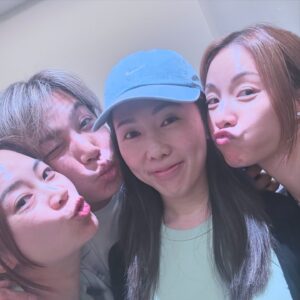 Stephy Tang Lai-Yan Instagram - 這兩個星期很忙
工作之餘 係因為🐢🍯從英國回來了🎉
今次還有契仔們
見面食飯無限傾計去澳門食到好飽都要繼續食打麻雀
打完一場唔夠喉臨走前一晚仲要再encore🀄️
每次見面都太珍惜一齊嘅時間（亦因為太多嘢講）😆
所以其實成日都唔記得影相
但快樂的時光都永遠藏在❤️裡啦
唔使影相都冇問題😘 
等你地下次好快再返黎😏😏😏

#圖三細仔好唔情願同契媽影相
#好鍾意圖四
#圖五打完16圈眼圈都出曬黎先記得影相
#6魔女合體
#wynnpalace
#我地由細到大都好鍾意飲茶
#閨蜜照點少得一齊敷媽屎
#hi熊熊🐻