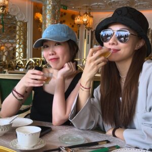 Stephy Tang Lai-Yan Instagram - 這兩個星期很忙
工作之餘 係因為🐢🍯從英國回來了🎉
今次還有契仔們
見面食飯無限傾計去澳門食到好飽都要繼續食打麻雀
打完一場唔夠喉臨走前一晚仲要再encore🀄️
每次見面都太珍惜一齊嘅時間（亦因為太多嘢講）😆
所以其實成日都唔記得影相
但快樂的時光都永遠藏在❤️裡啦
唔使影相都冇問題😘 
等你地下次好快再返黎😏😏😏

#圖三細仔好唔情願同契媽影相
#好鍾意圖四
#圖五打完16圈眼圈都出曬黎先記得影相
#6魔女合體
#wynnpalace
#我地由細到大都好鍾意飲茶
#閨蜜照點少得一齊敷媽屎
#hi熊熊🐻