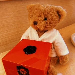 Stephy Tang Lai-Yan Instagram - 這兩個星期很忙
工作之餘 係因為🐢🍯從英國回來了🎉
今次還有契仔們
見面食飯無限傾計去澳門食到好飽都要繼續食打麻雀
打完一場唔夠喉臨走前一晚仲要再encore🀄️
每次見面都太珍惜一齊嘅時間（亦因為太多嘢講）😆
所以其實成日都唔記得影相
但快樂的時光都永遠藏在❤️裡啦
唔使影相都冇問題😘 
等你地下次好快再返黎😏😏😏

#圖三細仔好唔情願同契媽影相
#好鍾意圖四
#圖五打完16圈眼圈都出曬黎先記得影相
#6魔女合體
#wynnpalace
#我地由細到大都好鍾意飲茶
#閨蜜照點少得一齊敷媽屎
#hi熊熊🐻
