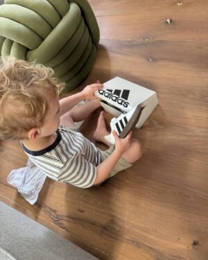 Stijn Fransen Instagram - 👟WINACTIE👏
Shinen op je eerste school- of werkdag!

ZIE FOTO’s voor toffe sneakers (vooral het laatste filmpje - geluid aan!💛)

In de nieuwe @vanharenschoenen ‘back to school’ collectie vind je de leukste, lekker zittende (heel belangrijk😄) en betaalbare sneakers voor het hele gezin.

Win een giftcard t.w.v. €150,- om schoenen te shoppen bij vanHaren! Kans maken? Zo doe je mee:

Laat in de comments onder deze post weten welke schoenen jij zou shoppen uit de ‘back to school’ collectie van vanHaren. En vergeet @vanharenschoenen niet te volgen voor de laatste updates.

#ad @vanharenschoenen #vanHaren