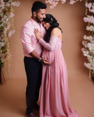 Suja Varunee Instagram - 💖💖Nostalgia mode ON📌  #throwback  @shivakumarr20 

When life was all about making memories . Let’s rewind to this unforgettable moment . I Wish, I could relive this Moment🤩

Pictures clicked by Our favourite @mommyshotsbyamrita 💖💖💖 

#nostalgia #pregnancy #couple #coupleshoot #family #memories #life #photoshoot #happyfamily #love