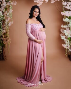 Suja Varunee Instagram - 💖💖Nostalgia mode ON📌  #throwback  @shivakumarr20 

When life was all about making memories . Let’s rewind to this unforgettable moment . I Wish, I could relive this Moment🤩

Pictures clicked by Our favourite @mommyshotsbyamrita 💖💖💖 

#nostalgia #pregnancy #couple #coupleshoot #family #memories #life #photoshoot #happyfamily #love