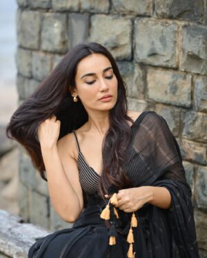 Surbhi Jyoti Instagram - It's a beautiful day for beach walk in a saree🤍
.
.
.
.
.
.
.
Wearing @eternitybysakshi 
📸 @kakali_das_photography 💖