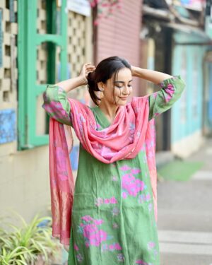 Surbhi Jyoti Instagram - रंगा रंग तस्वीरें 🦚
.
.
.
.
.
.
Suit @label_juanita 
📸 @kakali_das_photography