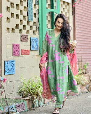 Surbhi Jyoti Instagram - रंगा रंग तस्वीरें 🦚
.
.
.
.
.
.
Suit @label_juanita 
📸 @kakali_das_photography