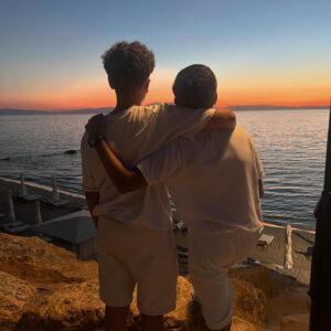 Susan Sideropoulos Instagram - Heute ist der Namenstag von meinem Papa Panagiotis ❤️
In Griechenland hat der  Namenstag den selben, oder fast noch wichtigeren Stellenwert, wie der Geburtstag - und der Tag von meinem Papa ist sogar eines der höchsten Feiertage. 

Seit ich hier angekommen bin, fühle ich mich so verbunden. Überall Erinnerungen an unseren letzten gemeinsamen Urlaub hier. Vor allem wenn ich auf das Meer schaue. Für dich als alter Seemann, der die ganze Welt gesehen hat, hatte das Meer immer eine ganz besondere Bedeutung. Hier verbindet sich alles. 

Ich bin sicher das du gerade sehr glücklich bist, wenn du siehst wie dein großer Enkel Joel Panagiotis, voller stolz deinen Namen trägt und wir alle fühlen das du immer bei uns bist ❤️