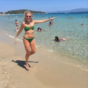 Susan Sideropoulos Instagram - Der Moment wenn man vor Freude springt 😃

Schicke euch sonnige Grüße aus dem Paradies ☀️🇬🇷☀️

Seid ihr auch verreist, wenn ja, wo ???