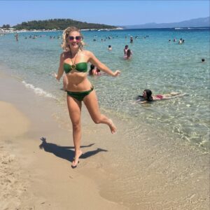 Susan Sideropoulos Instagram - Der Moment wenn man vor Freude springt 😃

Schicke euch sonnige Grüße aus dem Paradies ☀️🇬🇷☀️

Seid ihr auch verreist, wenn ja, wo ???