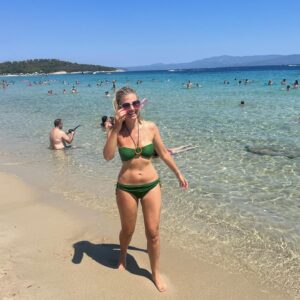 Susan Sideropoulos Instagram - Der Moment wenn man vor Freude springt 😃

Schicke euch sonnige Grüße aus dem Paradies ☀️🇬🇷☀️

Seid ihr auch verreist, wenn ja, wo ???