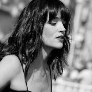 Susana Abaitua Instagram - Presentación de las próximas películas  de @netflixes  en  @sansebastianfes 🌟 
 
"Un fantasma en la batalla" de Agustín Díaz Yanes producida por Belén Atienza, Sandra Hermida y J.A. Bayona.