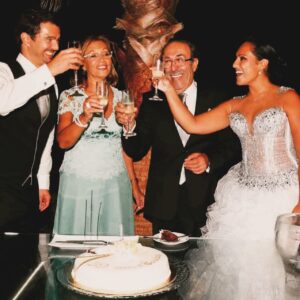 Susana Dias Ramos Instagram - Eu queria ter casado no dia 20 de Setembro, mas não dava… então casei num dia coladinho!
Essa foto tem 10 anos! Depois da meia noite, e de ter cortado o meu bolo, cortamos esse porque esses dois faziam 39 anos de casados ♥️ fariam hoje 49!
A minha família, a minha vida inteira, lhes devo. 
Com eles aprendi que é para sempre… foram 44 de entrega,  5 de saudade. 🤍
Parabéns mamã e papá, de onde quer que nos vejas 🎈 
Somos amor.