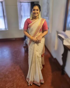 Susmitha Prabhakaran Instagram - 🥻 @aazhivastra

#onamseries
#setsaree  #susmithaprabhakaran 
#onamsaree #onamcollection 
#flowerstv #flowerstvprogram 
#sukhamodeviserial #mayalamactress