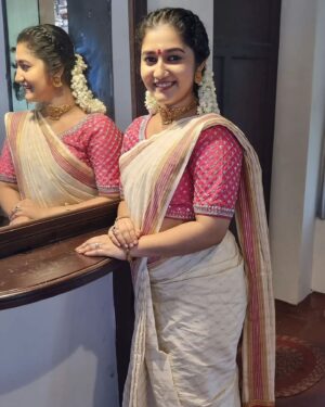 Susmitha Prabhakaran Instagram - 🥻 @aazhivastra

#onamseries
#setsaree  #susmithaprabhakaran 
#onamsaree #onamcollection 
#flowerstv #flowerstvprogram 
#sukhamodeviserial #mayalamactress