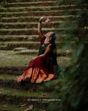Susmitha Prabhakaran Instagram - @ratheesh_c_parameshwaran 📷

@susmitha.prabhakaran 🧚🏻‍♀️
🖥️@nandhu_meledath 

❣️@ranjithpoombaatta 

🥻@ar_handlooms_kuthampully 
 💍Ornaments @mayuri_trendz
💄 @thanus_makeover_guruvayur

#réel #reelsinstagram #trandingreels♥️ #viral #reels #reelsinstagram #kerala #keralagodsowncountry