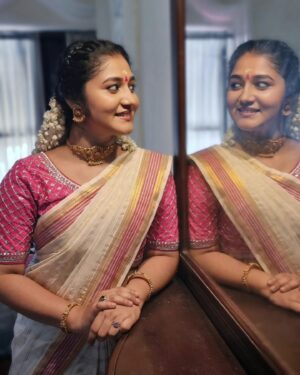 Susmitha Prabhakaran Instagram - 🥻 @aazhivastra

#onamseries
#setsaree  #susmithaprabhakaran 
#onamsaree #onamcollection 
#flowerstv #flowerstvprogram 
#sukhamodeviserial #mayalamactress
