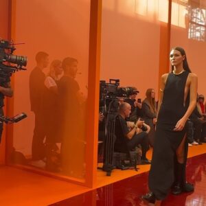 Sveva Alviti Instagram - Non voglio mica la Luna, voglio soltanto un momento….
Grazie @sabatods e @gucci per questa sfilata indimenticabile 🧡

#mfw #gucci

Grazie @lasmutniak per il video ;)