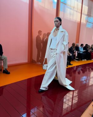 Sveva Alviti Instagram - Non voglio mica la Luna, voglio soltanto un momento….
Grazie @sabatods e @gucci per questa sfilata indimenticabile 🧡

#mfw #gucci

Grazie @lasmutniak per il video ;)