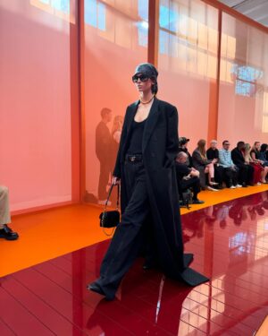 Sveva Alviti Instagram - Non voglio mica la Luna, voglio soltanto un momento….
Grazie @sabatods e @gucci per questa sfilata indimenticabile 🧡

#mfw #gucci

Grazie @lasmutniak per il video ;)
